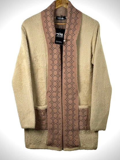 Cozy&Drape open front sweater in beige with mauve patterned trim and front pockets, crafted from soft premium fabric.