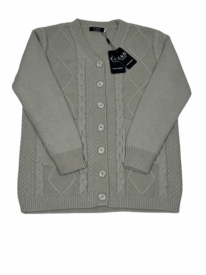 Cozy&Drape Mama full sleeves cardigan sweater in grey wool with cable knit pattern, front buttons, and pockets.