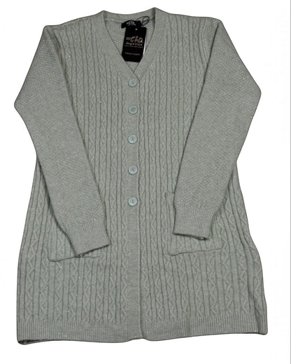 Cozy&Drape long cable-knit cardigan in light grey with a V-neck, button-down front, and two front pockets.