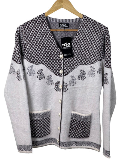 Cozy&Drape regular fit full sleeve cardigan sweater with grey and white patterned knit and front pockets