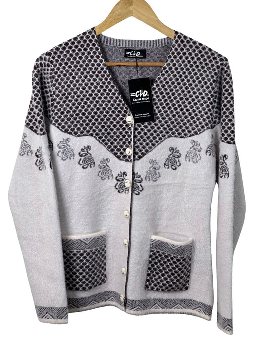 Cozy&Drape regular fit full sleeve cardigan sweater with grey and white patterned knit and front pockets